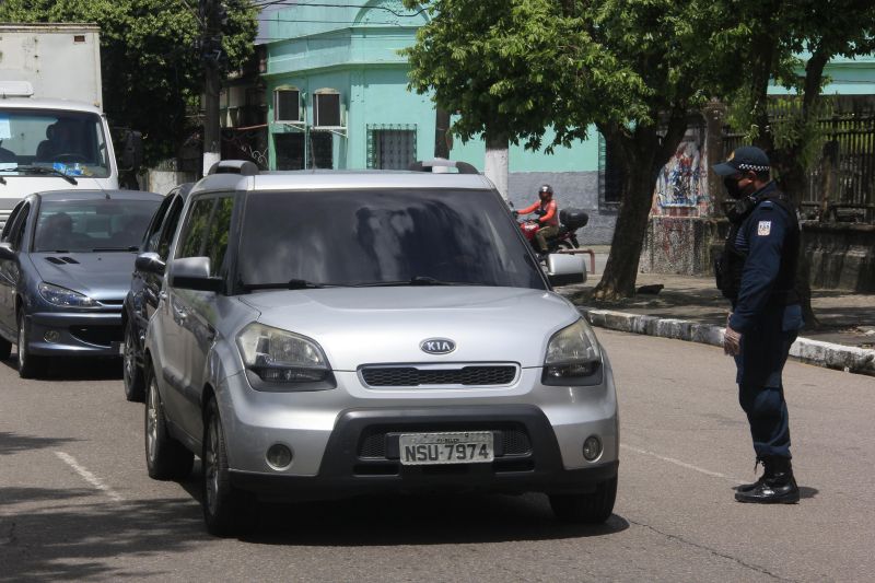 Operação LOCKDOWN, efetuada por agentes de segurança do Estado, além de fiscalizar e orientar, distribui máscaras para a população. <div class='credito_fotos'>Foto: Marcelo Seabra / Ag. Pará | <a href='/midias/2020/originais/6288_edee1822-ec42-80d2-64eb-bc9f28f4360b.jpg' download><i class='fa-solid fa-download'></i> Download</a></div>