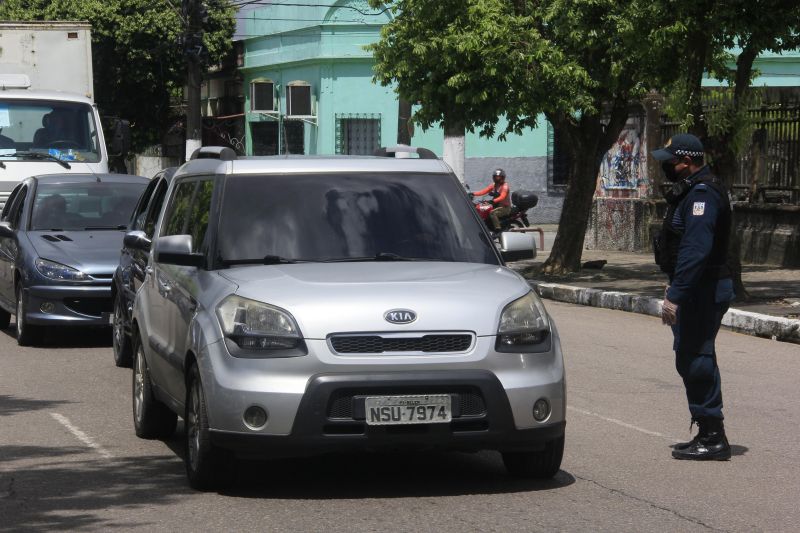 Operação LOCKDOWN, efetuada por agentes de segurança do Estado, além de fiscalizar e orientar, distribui máscaras para a população. <div class='credito_fotos'>Foto: Marcelo Seabra / Ag. Pará   |   <a href='/midias/2020/originais/6288_edee1822-ec42-80d2-64eb-bc9f28f4360b.jpg' download><i class='fa-solid fa-download'></i> Download</a></div>