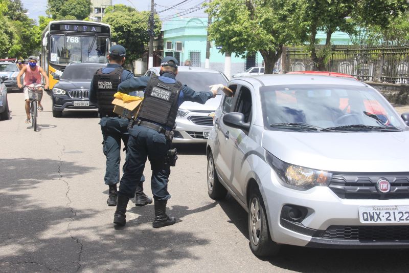 Operação LOCKDOWN, efetuada por agentes de segurança do Estado, além de fiscalizar e orientar, distribui máscaras para a população. <div class='credito_fotos'>Foto: Marcelo Seabra / Ag. Pará   |   <a href='/midias/2020/originais/6288_fe2d4ddb-e414-3640-241f-84d84ca85075.jpg' download><i class='fa-solid fa-download'></i> Download</a></div>