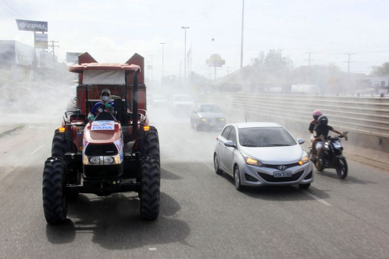 5º dia de desinfecção contra o Covid-19 pelas ruas da capital e região metropolitana de Belém. <div class='credito_fotos'>Foto: Marcelo Seabra / Ag. Pará | <a href='/midias/2020/originais/6289_27c820de-eb1c-3215-dd29-24323f89196b.jpg' download><i class='fa-solid fa-download'></i> Download</a></div>