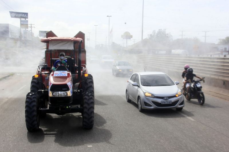 5º dia de desinfecção contra o Covid-19 pelas ruas da capital e região metropolitana de Belém.  <div class='credito_fotos'>Foto: Marcelo Seabra / Ag. Pará   |   <a href='/midias/2020/originais/6289_27c820de-eb1c-3215-dd29-24323f89196b.jpg' download><i class='fa-solid fa-download'></i> Download</a></div>