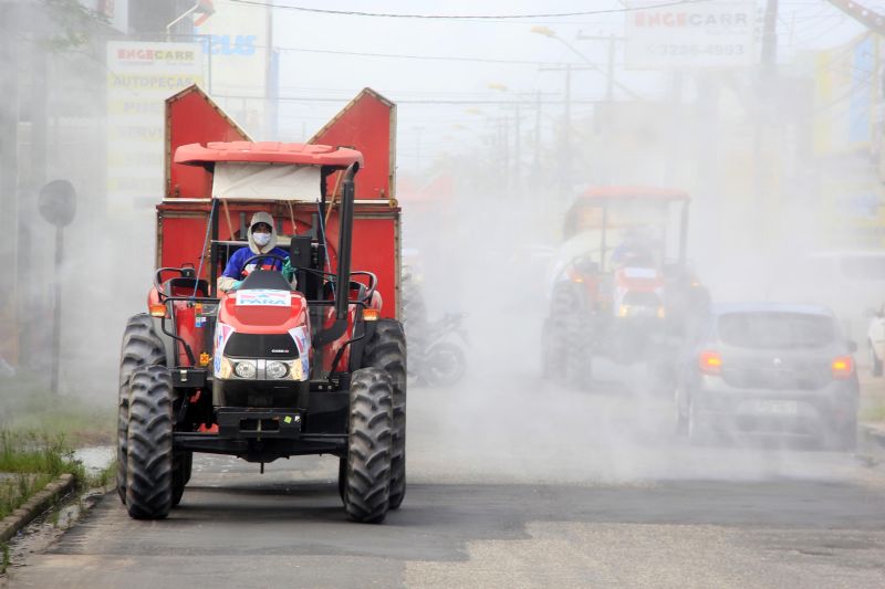 5º dia de desinfecção contra o Covid-19 pelas ruas da capital e região metropolitana de Belém.  <div class='credito_fotos'>Foto: Marcelo Seabra / Ag. Pará   |   <a href='/midias/2020/originais/6289_bf30f163-8512-50fc-d6f3-5a44b864f54b.jpg' download><i class='fa-solid fa-download'></i> Download</a></div>