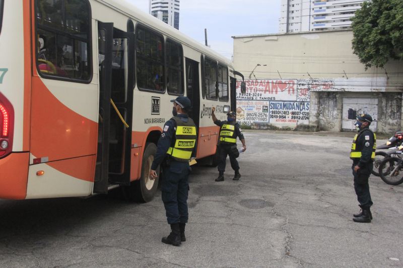 Lockdown praça Amazonas  <div class='credito_fotos'>Foto: Marcelo Seabra / Ag. Pará   |   <a href='/midias/2020/originais/6292_0b464fbd-5346-6a78-8220-f3cdc1bb37c9.jpg' download><i class='fa-solid fa-download'></i> Download</a></div>