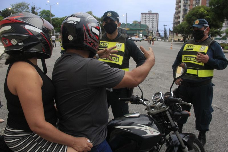 Lockdown praça Amazonas <div class='credito_fotos'>Foto: Marcelo Seabra / Ag. Pará | <a href='/midias/2020/originais/6292_0c4a697c-1a81-3b87-cb03-14a1abb5ea9c.jpg' download><i class='fa-solid fa-download'></i> Download</a></div>