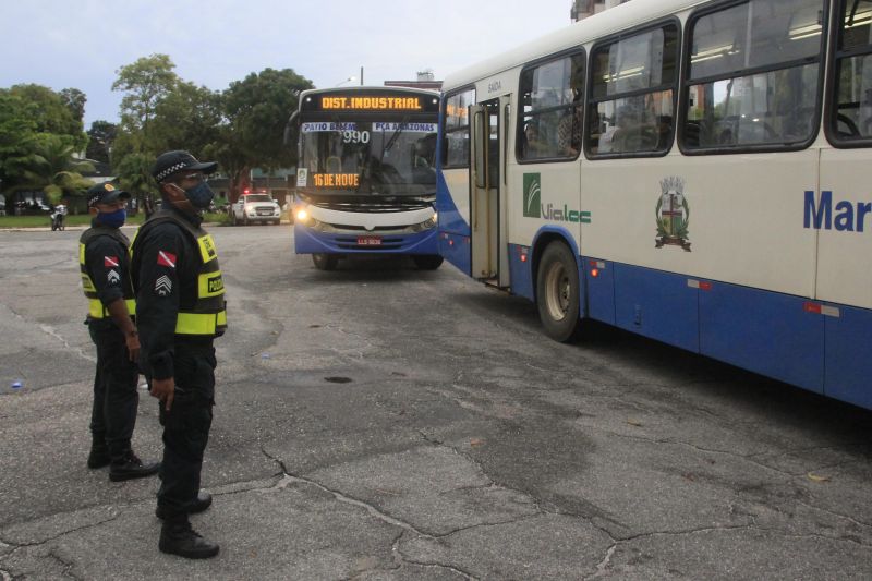 Lockdown praça Amazonas <div class='credito_fotos'>Foto: Marcelo Seabra / Ag. Pará | <a href='/midias/2020/originais/6292_b32bef72-4498-ebea-9220-f053bc55dbe6.jpg' download><i class='fa-solid fa-download'></i> Download</a></div>