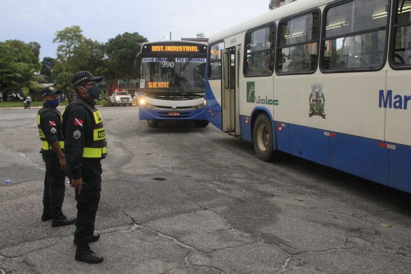 Lockdown praça Amazonas  <div class='credito_fotos'>Foto: Marcelo Seabra / Ag. Pará   |   <a href='/midias/2020/originais/6292_b32bef72-4498-ebea-9220-f053bc55dbe6.jpg' download><i class='fa-solid fa-download'></i> Download</a></div>