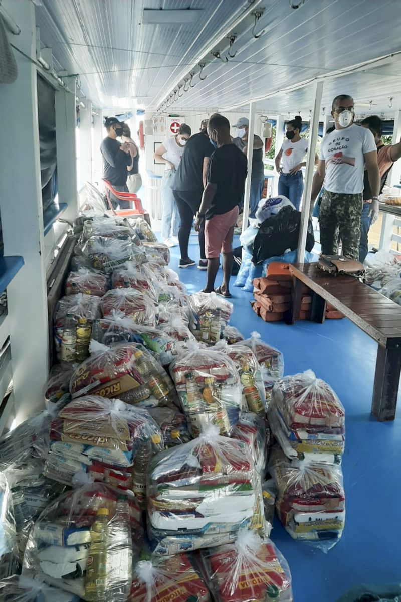 Grupamento fluvial presta ação solidária e leva alimento para comunidades ribeirinhas. <div class='credito_fotos'>Foto: Ascom Segup | <a href='/midias/2020/originais/6300_4ed59e3f-f236-8118-35c7-22744e388dfd.jpg' download><i class='fa-solid fa-download'></i> Download</a></div>
