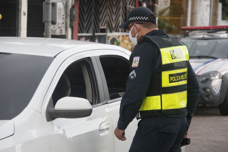 Lockdown - Ação da PM orienta e fiscaliza movimentação diante decreto de paralização das atividades não essenciais em 10 cidades do Pará, incluindo a Capital Belém.
Avenida João Paulo II <div class='credito_fotos'>Foto: Marcelo Seabra / Ag. Pará   |   <a href='/midias/2020/originais/6301_237ee08a-f39d-ffd3-f638-e2befdac6d63.jpg' download><i class='fa-solid fa-download'></i> Download</a></div>