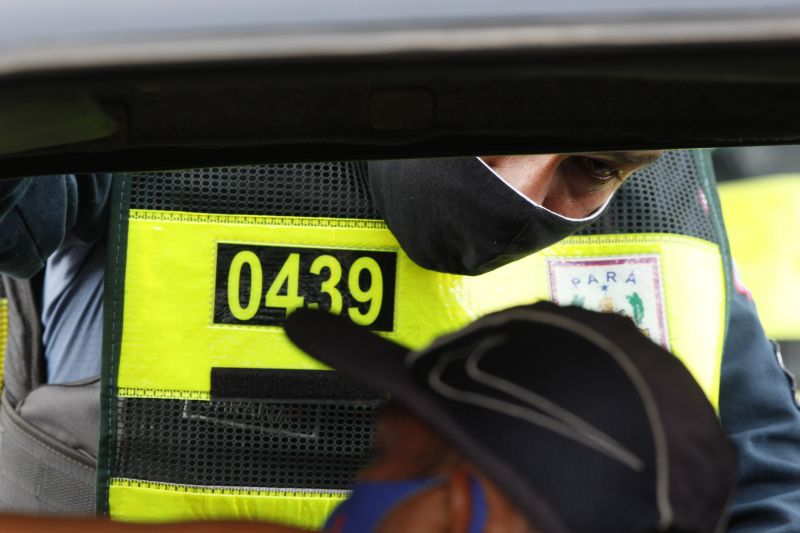 Lockdown - Ação da PM orienta e fiscaliza movimentação diante decreto de paralização das atividades não essenciais em 10 cidades do Pará, incluindo a Capital Belém.
Avenida João Paulo II <div class='credito_fotos'>Foto: Marcelo Seabra / Ag. Pará   |   <a href='/midias/2020/originais/6301_349a2774-d048-8aac-9093-e3a9f7102d97.jpg' download><i class='fa-solid fa-download'></i> Download</a></div>