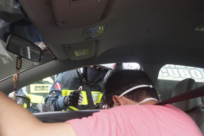 Lockdown - Ação da PM orienta e fiscaliza movimentação diante decreto de paralização das atividades não essenciais em 10 cidades do Pará, incluindo a Capital Belém.
Avenida João Paulo II <div class='credito_fotos'>Foto: Marcelo Seabra / Ag. Pará   |   <a href='/midias/2020/originais/6301_666b92cc-1948-877c-8e0a-6ceb0017f3a5.jpg' download><i class='fa-solid fa-download'></i> Download</a></div>