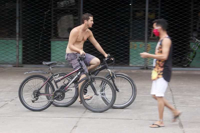 Lockdown - Ação da PM orienta e fiscaliza movimentação diante decreto de paralização das atividades não essenciais em 10 cidades do Pará, incluindo a Capital Belém.
Feira do Guamá <div class='credito_fotos'>Foto: Marcelo Seabra / Ag. Pará   |   <a href='/midias/2020/originais/6301_6c664db7-e423-0431-9639-b76c7296901c.jpg' download><i class='fa-solid fa-download'></i> Download</a></div>