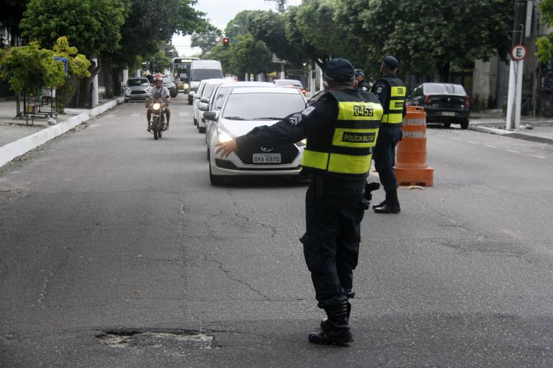 Lockdown - Ação da PM orienta e fiscaliza movimentação diante decreto de paralização das atividades não essenciais em 10 cidades do Pará, incluindo a Capital Belém.
Avenida José Bonifácio
 <div class='credito_fotos'>Foto: Marcelo Seabra / Ag. Pará   |   <a href='/midias/2020/originais/6301_6fd9dd3e-95a0-ca18-2d87-6ede54716902.jpg' download><i class='fa-solid fa-download'></i> Download</a></div>