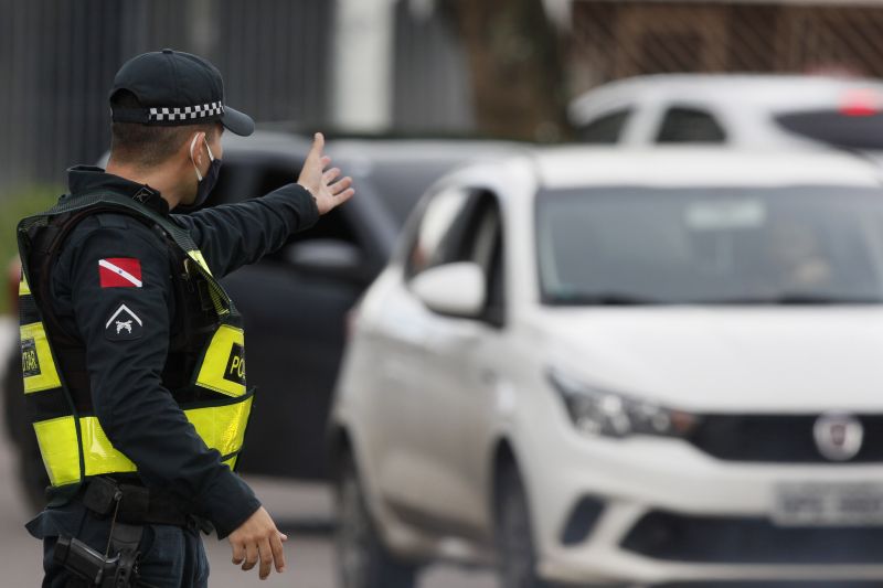 Lockdown - Ação da PM orienta e fiscaliza movimentação diante decreto de paralização das atividades não essenciais em 10 cidades do Pará, incluindo a Capital Belém.
Avenida João Paulo II <div class='credito_fotos'>Foto: Marcelo Seabra / Ag. Pará   |   <a href='/midias/2020/originais/6301_88b1fa65-34e6-5dc4-4a05-74c0b181f63b.jpg' download><i class='fa-solid fa-download'></i> Download</a></div>