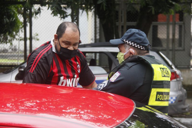 Lockdown - Ação da PM orienta e fiscaliza movimentação diante decreto de paralização das atividades não essenciais em 10 cidades do Pará, incluindo a Capital Belém.
Avenida José Bonifácio <div class='credito_fotos'>Foto: Marcelo Seabra / Ag. Pará   |   <a href='/midias/2020/originais/6301_c3325950-ee92-4c3e-3e07-a9d68e67794f.jpg' download><i class='fa-solid fa-download'></i> Download</a></div>