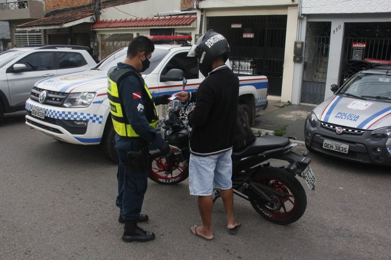 Lockdown - Ação da PM orienta e fiscaliza movimentação diante decreto de paralização das atividades não essenciais em 10 cidades do Pará, incluindo a Capital Belém.
Avenida João Paulo II <div class='credito_fotos'>Foto: Marcelo Seabra / Ag. Pará   |   <a href='/midias/2020/originais/6301_c8816dcc-4b9b-bfe6-3df1-039fc4f18fe7.jpg' download><i class='fa-solid fa-download'></i> Download</a></div>