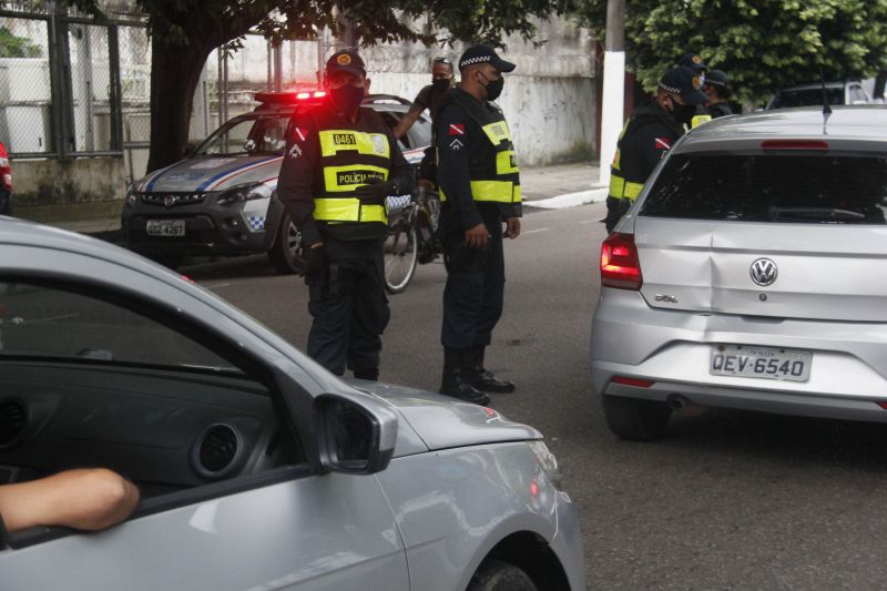 Lockdown - Ação da PM orienta e fiscaliza movimentação diante decreto de paralização das atividades não essenciais em 10 cidades do Pará, incluindo a Capital Belém.
Avenida José Bonifácio <div class='credito_fotos'>Foto: Marcelo Seabra / Ag. Pará   |   <a href='/midias/2020/originais/6301_d15bb646-dcdc-a26d-ac7f-1fd65333cf40.jpg' download><i class='fa-solid fa-download'></i> Download</a></div>
