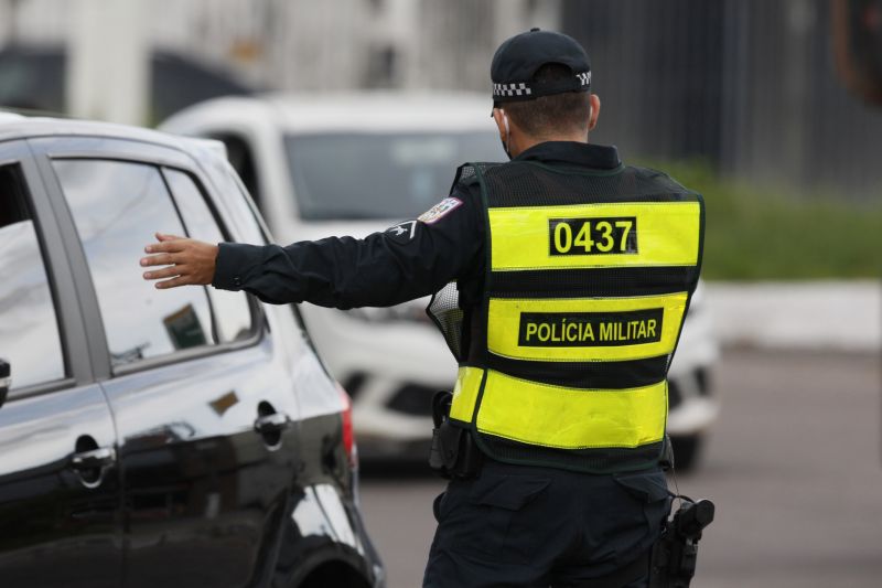Lockdown - Ação da PM orienta e fiscaliza movimentação diante decreto de paralização das atividades não essenciais em 10 cidades do Pará, incluindo a Capital Belém.
Avenida João Paulo II <div class='credito_fotos'>Foto: Marcelo Seabra / Ag. Pará   |   <a href='/midias/2020/originais/6301_d6a470bc-5914-4e75-403c-35db738c61d2.jpg' download><i class='fa-solid fa-download'></i> Download</a></div>