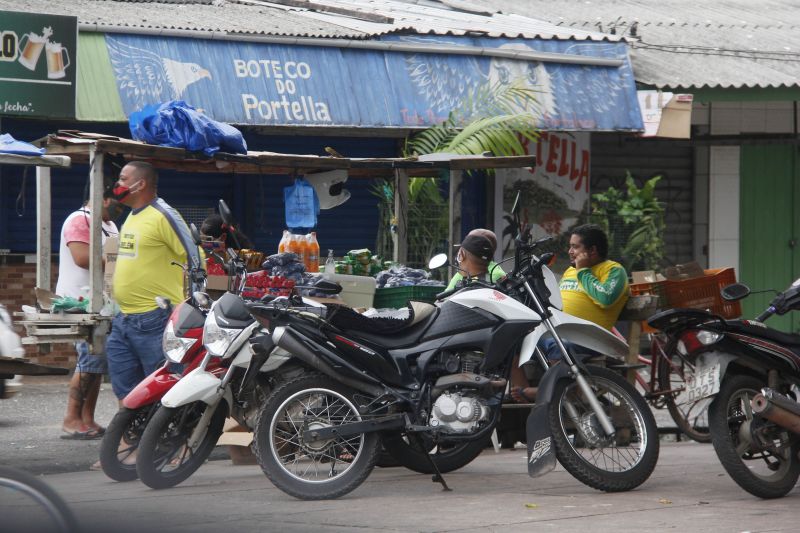 Lockdown - Ação da PM orienta e fiscaliza movimentação diante decreto de paralização das atividades não essenciais em 10 cidades do Pará, incluindo a Capital Belém.
Feira do Guamá <div class='credito_fotos'>Foto: Marcelo Seabra / Ag. Pará   |   <a href='/midias/2020/originais/6301_dd5ec3d6-ce66-23cd-b4d0-33ab5d3a5ebc.jpg' download><i class='fa-solid fa-download'></i> Download</a></div>