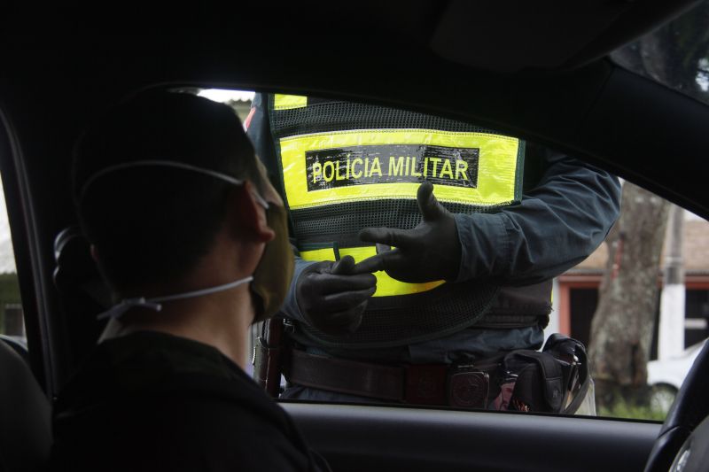 Lockdown - Ação da PM orienta e fiscaliza movimentação diante decreto de paralização das atividades não essenciais em 10 cidades do Pará, incluindo a Capital Belém.
Avenida João Paulo II <div class='credito_fotos'>Foto: Marcelo Seabra / Ag. Pará   |   <a href='/midias/2020/originais/6301_fbc4d21b-f90c-79d4-927e-0f1cbcb9e1a8.jpg' download><i class='fa-solid fa-download'></i> Download</a></div>