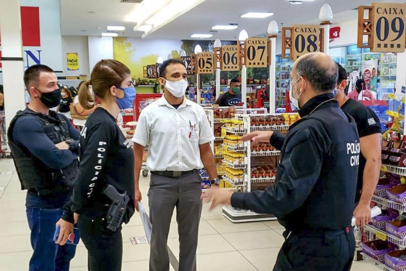 Cinco pessoas autuadas e quatro estabelecimentos notificados durante operação LOCKDOWN
 <div class='credito_fotos'>Foto: Leandro Santana / Ascom PCPA   |   <a href='/midias/2020/originais/6306_84c22cc5-0f34-07b0-93b6-94a53f2199b6.jpg' download><i class='fa-solid fa-download'></i> Download</a></div>