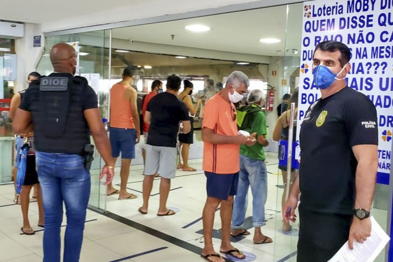 Cinco pessoas autuadas e quatro estabelecimentos notificados durante operação LOCKDOWN
 <div class='credito_fotos'>Foto: Leandro Santana / Ascom PCPA   |   <a href='/midias/2020/originais/6306_ab197a86-6a6d-7c35-947e-b9034decc436.jpg' download><i class='fa-solid fa-download'></i> Download</a></div>