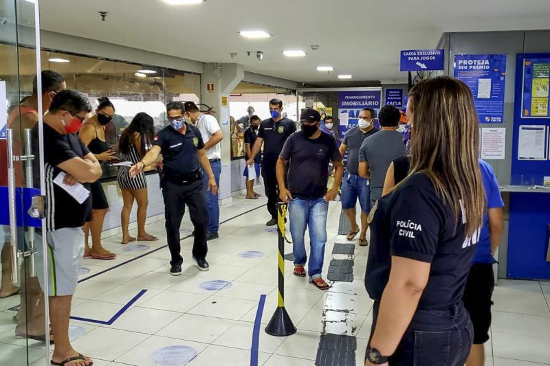 Cinco pessoas autuadas e quatro estabelecimentos notificados durante operação LOCKDOWN
 <div class='credito_fotos'>Foto: Leandro Santana / Ascom PCPA   |   <a href='/midias/2020/originais/6306_e3f249f8-cf3b-0c2e-fbb4-63e001135b39.jpg' download><i class='fa-solid fa-download'></i> Download</a></div>