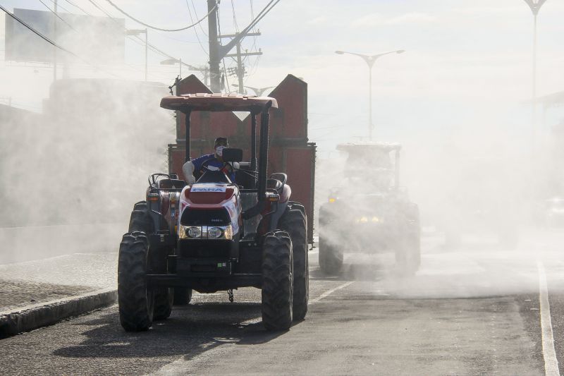 9º dia de desinfecção pelas ruas de Belém e região metropolitana, promovida pelo Estado para combater o covid-19 <div class='credito_fotos'>Foto: Marcelo Seabra / Ag. Pará | <a href='/midias/2020/originais/6308_d2863977-8068-1f7a-7ae1-4b6ba21de405.jpg' download><i class='fa-solid fa-download'></i> Download</a></div>