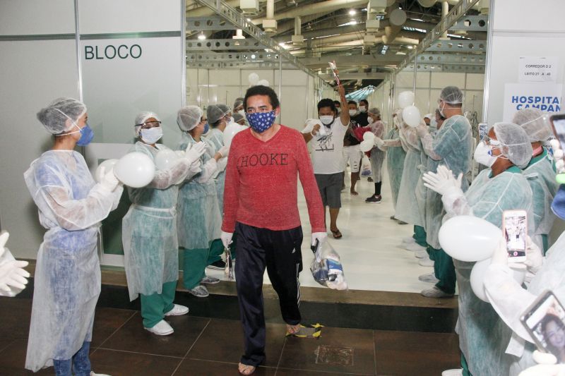 Pacientes curados recebem alta no hospital de Campanha do Governo. <div class='credito_fotos'>Foto: Marcelo Seabra / Ag. Pará | <a href='/midias/2020/originais/6319_7178643e-962b-3b88-41a0-c581296ffbb8.jpg' download><i class='fa-solid fa-download'></i> Download</a></div>