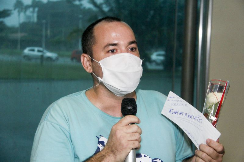 Pacientes curados recebem alta no hospital de Campanha do Governo. <div class='credito_fotos'>Foto: Marcelo Seabra / Ag. Pará | <a href='/midias/2020/originais/6319_e026ebc7-58c9-f3b9-a846-21d1e4a55188.jpg' download><i class='fa-solid fa-download'></i> Download</a></div>