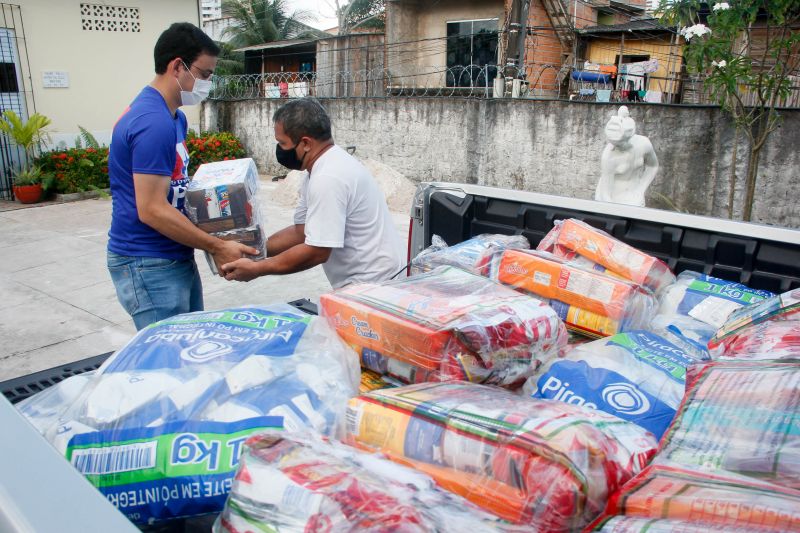 Ouvidor geral do Estado, Arthur Houat, entrega cestas básica para centros de acolhimento. <div class='credito_fotos'>Foto: Marcelo Seabra / Ag. Pará | <a href='/midias/2020/originais/6320_9a451e2a-b736-957f-8cb6-8c42aa4efb07.jpg' download><i class='fa-solid fa-download'></i> Download</a></div>