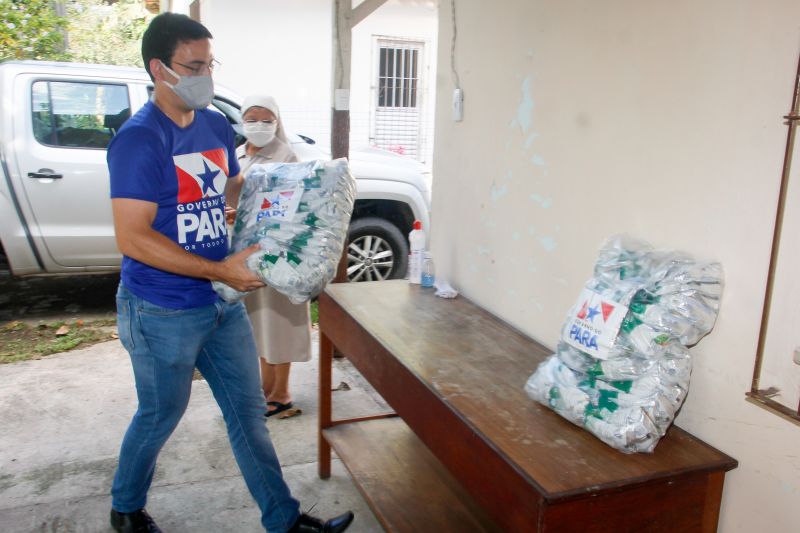 Ouvidor geral do Estado, Arthur Houat, entrega cestas básica para centros de acolhimento. <div class='credito_fotos'>Foto: Marcelo Seabra / Ag. Pará | <a href='/midias/2020/originais/6320_be9a9d06-be33-bf5b-44e1-908e6ddc219d.jpg' download><i class='fa-solid fa-download'></i> Download</a></div>