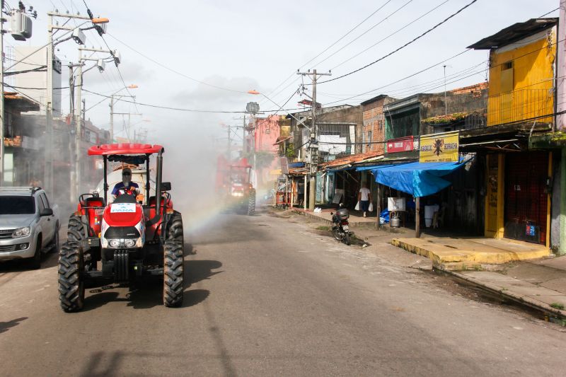 Estado promove 11 º Dia de desinfecção contra covid-19 pelos bairros de Belém. <div class='credito_fotos'>Foto: Marcelo Seabra / Ag. Pará | <a href='/midias/2020/originais/6322_83d7b139-b7f0-0397-3044-b658da47759c.jpg' download><i class='fa-solid fa-download'></i> Download</a></div>