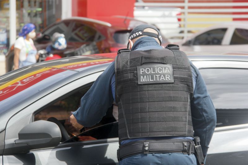 PM fiscaliza cumprimento do decreto de lockdown pelas ruas de Belém <div class='credito_fotos'>Foto: Marcelo Seabra / Ag. Pará | <a href='/midias/2020/originais/6326_bd39c89d-0598-3826-636c-17ace3ebda88.jpg' download><i class='fa-solid fa-download'></i> Download</a></div>