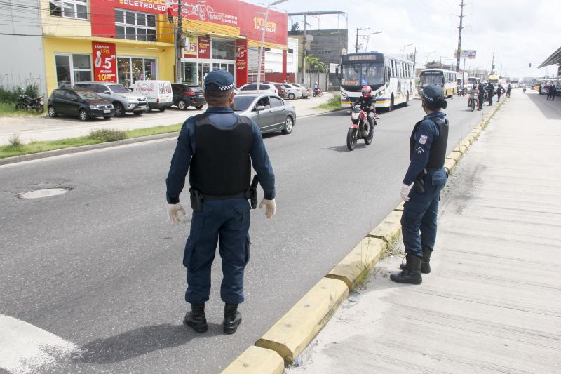 PM fiscaliza cumprimento do decreto de lockdown pelas ruas de Belém <div class='credito_fotos'>Foto: Marcelo Seabra / Ag. Pará | <a href='/midias/2020/originais/6326_fc1ed632-86a8-8f07-aaef-7528d96f0915.jpg' download><i class='fa-solid fa-download'></i> Download</a></div>