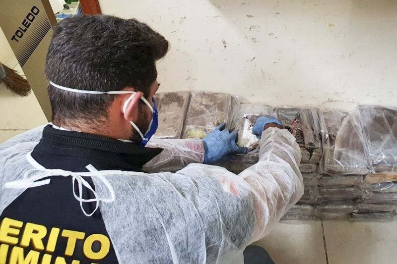 CPC Renato chaves pericia cocaína apreendida <div class='credito_fotos'>Foto: ASCOM / CPC RENATO CHAVES | <a href='/midias/2020/originais/6327_8badedb7-867d-9b62-e488-59425aaee241.jpg' download><i class='fa-solid fa-download'></i> Download</a></div>