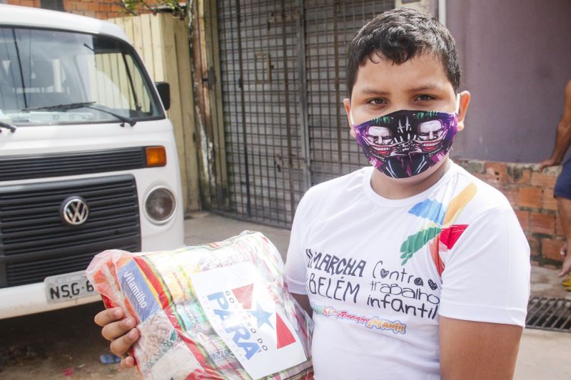 Moradores da Cabanagem recebem 200 cestas de alimentos por meio do Terpaz <div class='credito_fotos'>Foto: Marcelo Seabra / Ag. Pará | <a href='/midias/2020/originais/6330_21c61535-0e74-92d5-f0b6-d7726a8de108.jpg' download><i class='fa-solid fa-download'></i> Download</a></div>