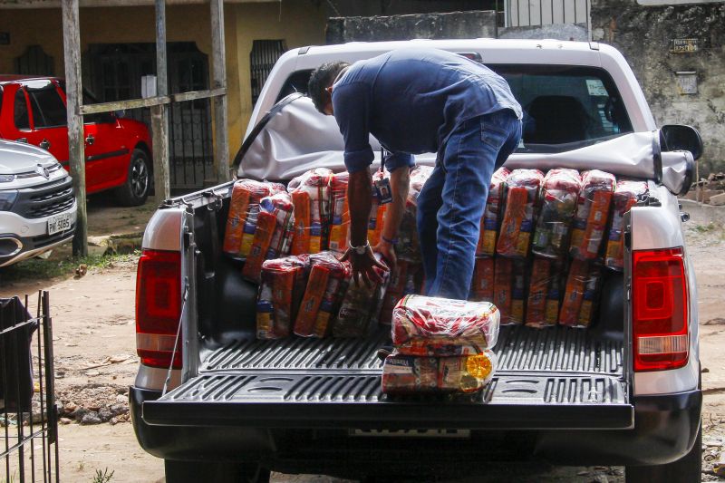 Moradores da Cabanagem recebem 200 cestas de alimentos por meio do Terpaz <div class='credito_fotos'>Foto: Marcelo Seabra / Ag. Pará | <a href='/midias/2020/originais/6330_450a7e8f-ac3b-0992-1073-7162304e3b36.jpg' download><i class='fa-solid fa-download'></i> Download</a></div>