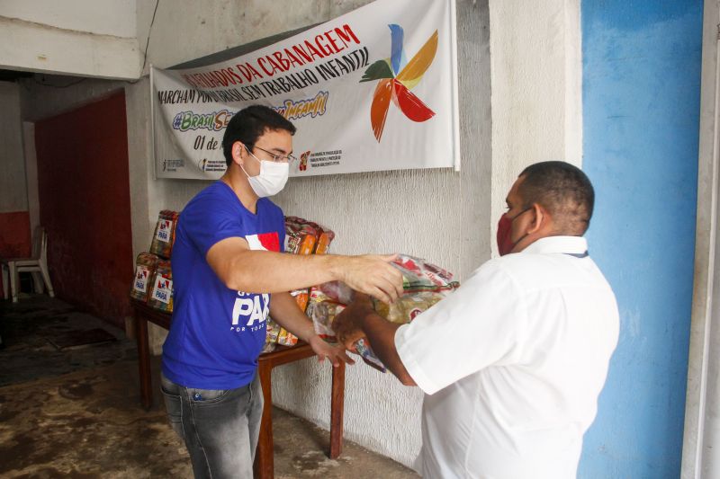 Moradores da Cabanagem recebem 200 cestas de alimentos por meio do Terpaz <div class='credito_fotos'>Foto: Marcelo Seabra / Ag. Pará | <a href='/midias/2020/originais/6330_e4875287-70c4-d9a0-16ed-e66da8eba8e6.jpg' download><i class='fa-solid fa-download'></i> Download</a></div>
