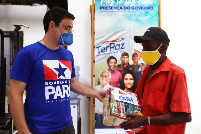 Ouvidor geral do Estado, Arthur Houat, entrega cesta basica. <div class='credito_fotos'>Foto: Bruno Cecim / Ag.Pará | <a href='/midias/2020/originais/6335_97c0b8c0-5238-b05d-f3d0-4f2e188b55fe.jpg' download><i class='fa-solid fa-download'></i> Download</a></div>