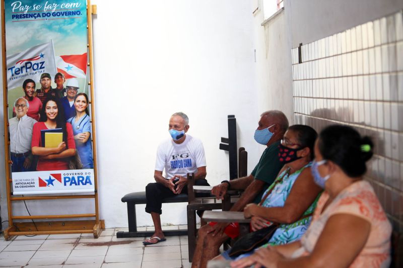 Ouvidor geral do Estado, Arthur Houat, entrega cesta basica. <div class='credito_fotos'>Foto: Bruno Cecim / Ag.Pará | <a href='/midias/2020/originais/6335_d8a1d49f-1710-0744-ccdf-4c422d2d6c46.jpg' download><i class='fa-solid fa-download'></i> Download</a></div>