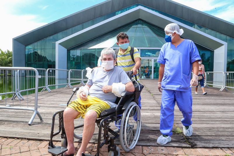 Paciente que recebeu alta do Hospital de Campanha, no Hangar