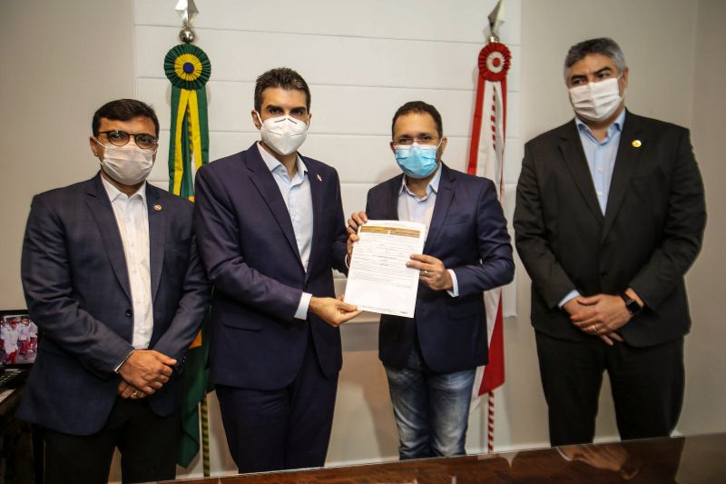 Na foto; Secretário do Meio Ambiente Mauro Ode Almeida, Governado Helder Barbalho, deputado estadual Chamonzinho e o secretário da Sedeme Adler Silveira. <div class='credito_fotos'>Foto: Bruno Cecim / Ag.Pará | <a href='/midias/2020/originais/6407_d1828fcd-1bc2-18f1-6f41-79a15c8ace80.jpg' download><i class='fa-solid fa-download'></i> Download</a></div>