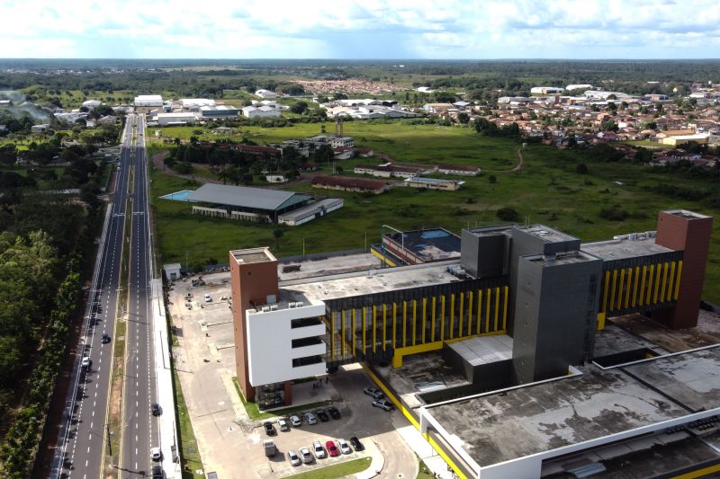 Com seis meses de antecedência, o Governo do Pará abriu nesta quarta-feira (3) o Hospital Regional de Castanhal, na Região Metropolitana de Belém. <div class='credito_fotos'>Foto: Voirdrone / Divulgação   |   <a href='/midias/2020/originais/6409_6dfb2799-9807-c86b-ad4a-a616b84b26c1.jpg' download><i class='fa-solid fa-download'></i> Download</a></div>