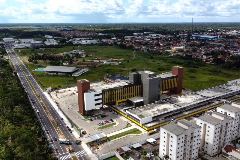 Com seis meses de antecedência, o Governo do Pará abriu nesta quarta-feira (3) o Hospital Regional de Castanhal, na Região Metropolitana de Belém. <div class='credito_fotos'>Foto: Voirdrone / Divulgação   |   <a href='/midias/2020/originais/6409_7ba71647-1cfe-4502-b83e-69432435730f.jpg' download><i class='fa-solid fa-download'></i> Download</a></div>