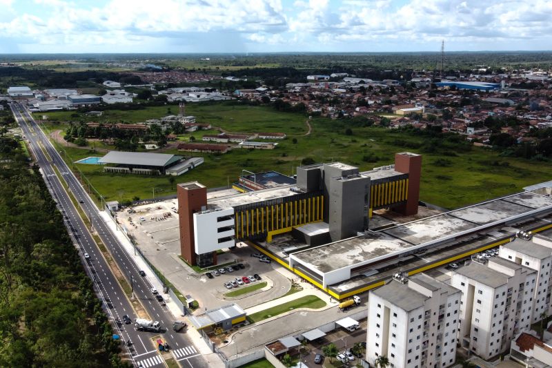Com seis meses de antecedência, o Governo do Pará abriu nesta quarta-feira (3) o Hospital Regional de Castanhal, na Região Metropolitana de Belém. <div class='credito_fotos'>Foto: Voirdrone / Divulgação | <a href='/midias/2020/originais/6409_7ba71647-1cfe-4502-b83e-69432435730f.jpg' download><i class='fa-solid fa-download'></i> Download</a></div>