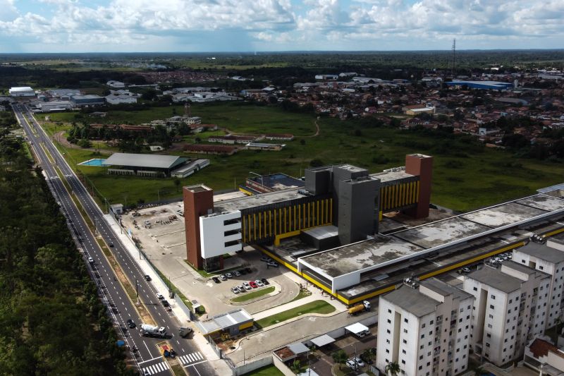 Com seis meses de antecedência, o Governo do Pará abriu nesta quarta-feira (3) o Hospital Regional de Castanhal, na Região Metropolitana de Belém. <div class='credito_fotos'>Foto: Voirdrone / Divulgação   |   <a href='/midias/2020/originais/6409_b2462ed4-c61c-7141-07ce-d1eb08acd41f.jpg' download><i class='fa-solid fa-download'></i> Download</a></div>