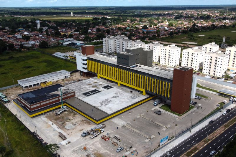 Com seis meses de antecedência, o Governo do Pará abriu nesta quarta-feira (3) o Hospital Regional de Castanhal, na Região Metropolitana de Belém. <div class='credito_fotos'>Foto: Voirdrone / Divulgação   |   <a href='/midias/2020/originais/6409_e884a7af-d30f-8c99-a9f0-a0504a5991f3.jpg' download><i class='fa-solid fa-download'></i> Download</a></div>