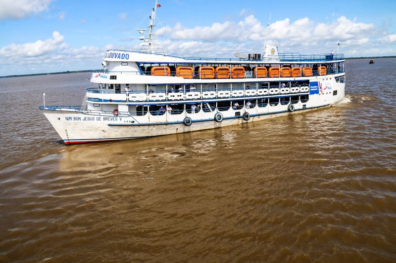 Navio Policlinica itinerante. <div class='credito_fotos'>Foto: Bruno Cecim / Ag.Pará   |   <a href='/midias/2020/originais/6417_0a108d92-5148-f9f3-824e-26ce00e8981a.jpg' download><i class='fa-solid fa-download'></i> Download</a></div>