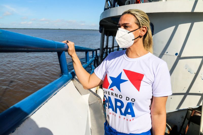 Navio Policlinica itinerante. <div class='credito_fotos'>Foto: Bruno Cecim / Ag.Pará   |   <a href='/midias/2020/originais/6417_4b42b074-5c59-0a16-446c-a2ec503de2a5.jpg' download><i class='fa-solid fa-download'></i> Download</a></div>