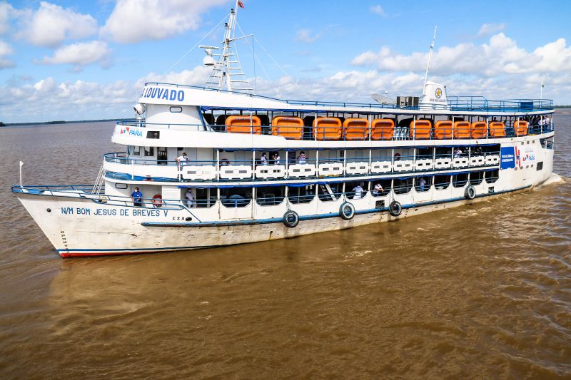 Navio Policlinica itinerante. <div class='credito_fotos'>Foto: Bruno Cecim / Ag.Pará   |   <a href='/midias/2020/originais/6417_6554bbbf-3b29-2a3e-a5ef-c831e1fccd90.jpg' download><i class='fa-solid fa-download'></i> Download</a></div>